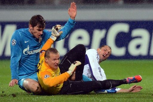 FC Zenit St Petersburg's Nicolas Lombaerts (L), goalkeeper Vyacheslav Malafeev (C) and RSC Anderlecht's Milan Jovanovic